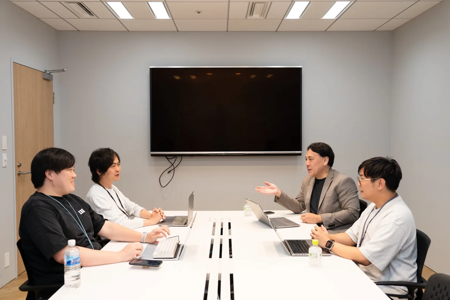 情報戦略テクノロジー株式会社とアカツキAIテクノロジーズのプロジェクトメンバーによる対談