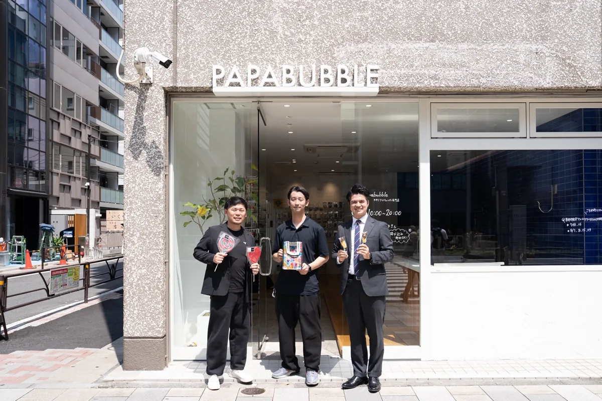 PAPABUBBLE店舗前での集合写真